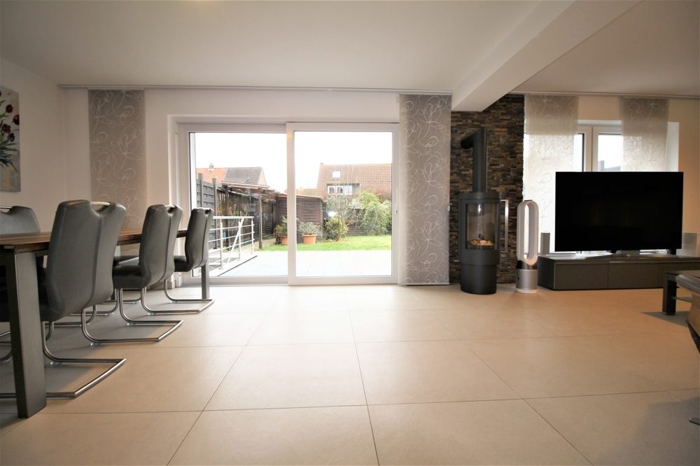 Immobilienangebot - Düsseldorf / Vennhausen - Alle - Vennhausen: Exklusives Reihenmittelhaus auf 2 Etagen mit Terrasse und Garten in ruhiger Lage