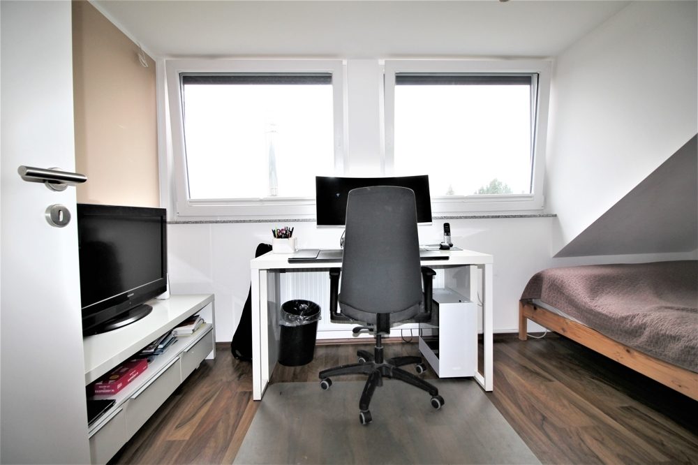 Immobilienangebot - Düsseldorf / Vennhausen - Alle - Vennhausen: Exklusives Reihenmittelhaus auf 2 Etagen mit Terrasse und Garten in ruhiger Lage