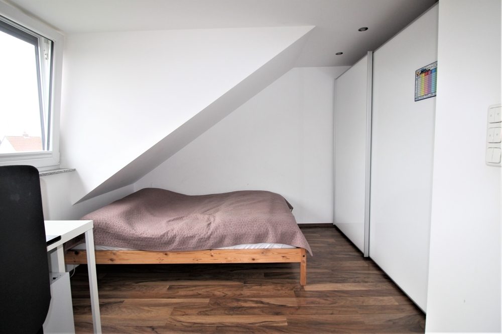 Immobilienangebot - Düsseldorf / Vennhausen - Alle - Vennhausen: Exklusives Reihenmittelhaus auf 2 Etagen mit Terrasse und Garten in ruhiger Lage