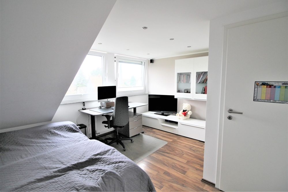 Immobilienangebot - Düsseldorf / Vennhausen - Alle - Vennhausen: Exklusives Reihenmittelhaus auf 2 Etagen mit Terrasse und Garten in ruhiger Lage