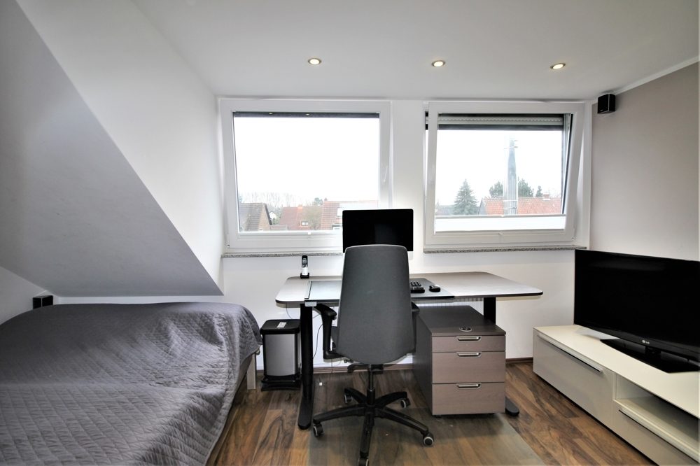 Immobilienangebot - Düsseldorf / Vennhausen - Alle - Vennhausen: Exklusives Reihenmittelhaus auf 2 Etagen mit Terrasse und Garten in ruhiger Lage
