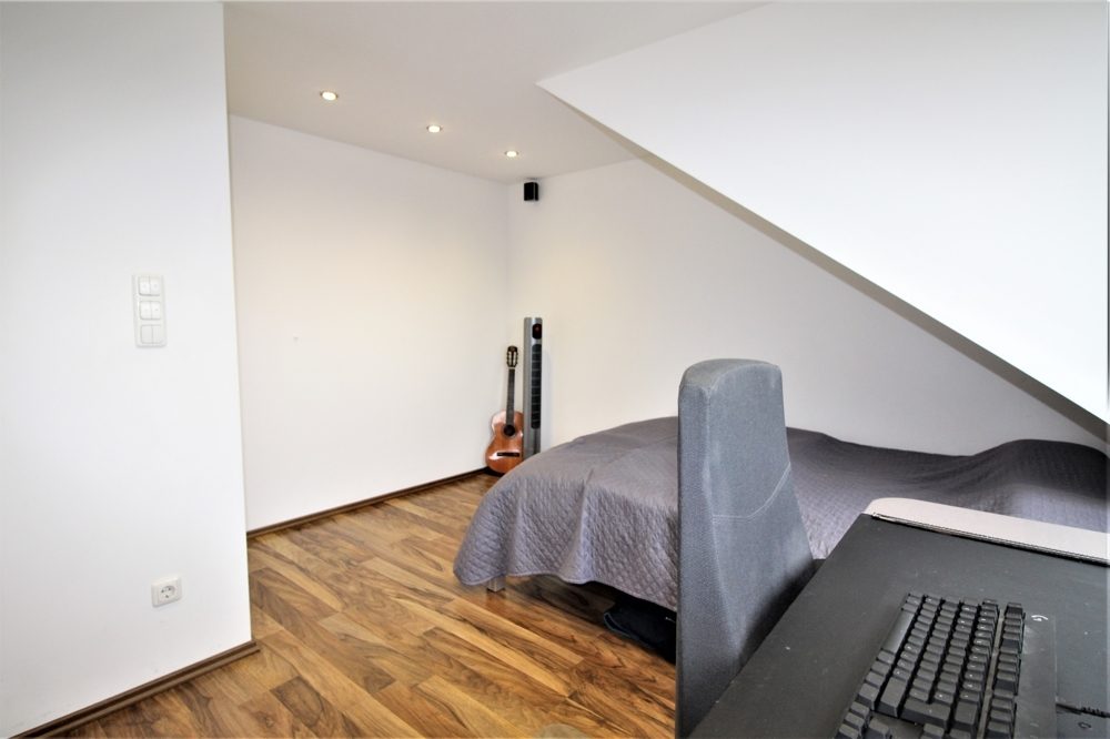 Immobilienangebot - Düsseldorf / Vennhausen - Alle - Vennhausen: Exklusives Reihenmittelhaus auf 2 Etagen mit Terrasse und Garten in ruhiger Lage