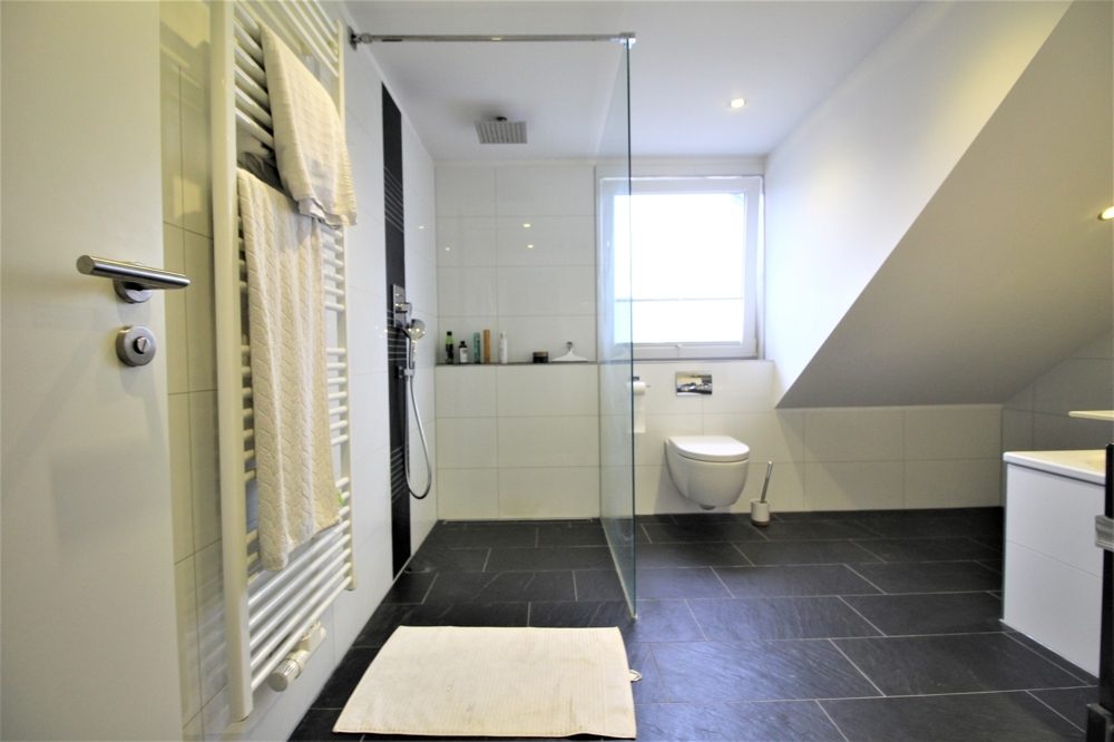 Immobilienangebot - Düsseldorf / Vennhausen - Alle - Vennhausen: Exklusives Reihenmittelhaus auf 2 Etagen mit Terrasse und Garten in ruhiger Lage