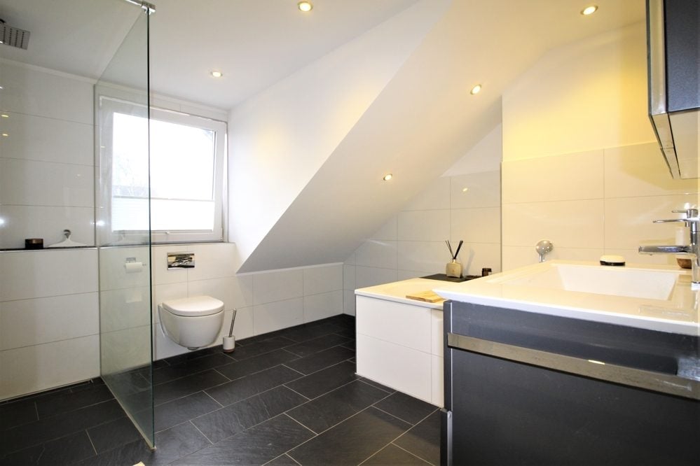 Immobilienangebot - Düsseldorf / Vennhausen - Alle - Vennhausen: Exklusives Reihenmittelhaus auf 2 Etagen mit Terrasse und Garten in ruhiger Lage