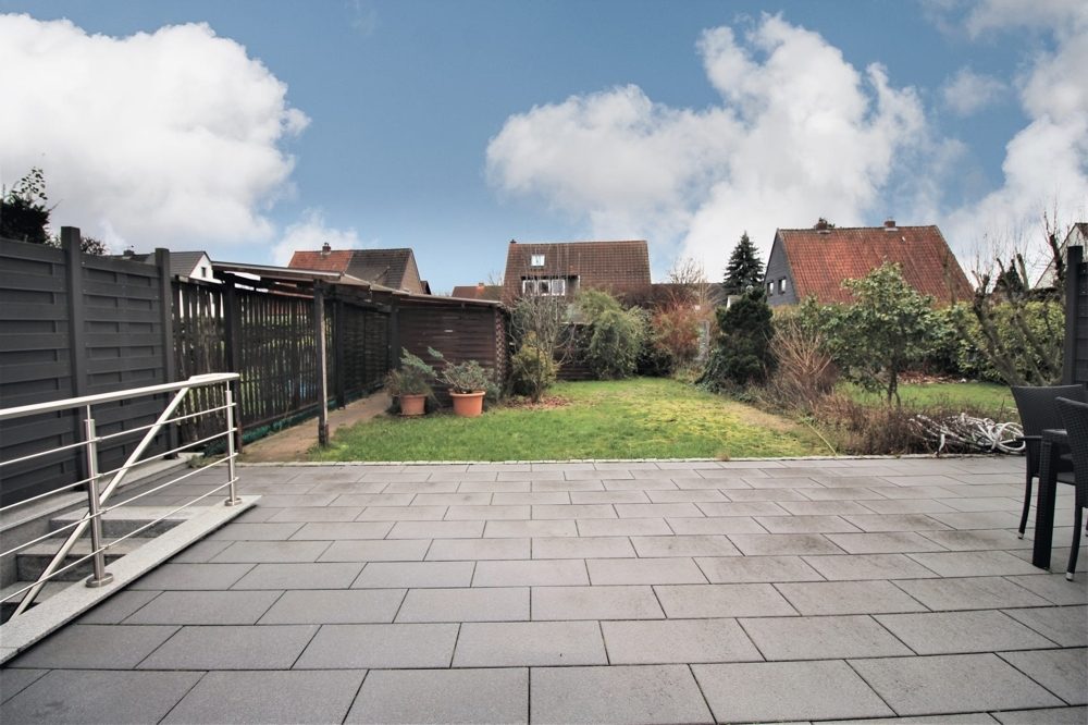Immobilienangebot - Düsseldorf / Vennhausen - Alle - Vennhausen: Exklusives Reihenmittelhaus auf 2 Etagen mit Terrasse und Garten in ruhiger Lage
