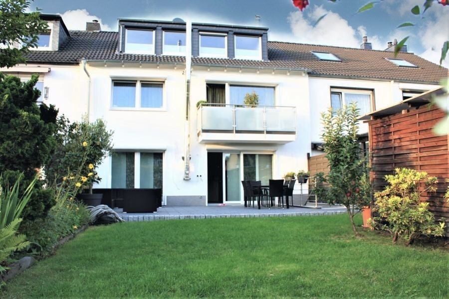 Immobilienangebot - Düsseldorf / Vennhausen - Alle - Vennhausen: Exklusives Reihenmittelhaus auf 2 Etagen mit Terrasse und Garten in ruhiger Lage