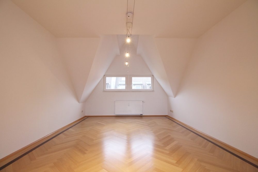 Immobilienangebot - Düsseldorf - Alle - Erstbezug nach Renovierung: helle & gut geschnittene 3,5 Raum Maisonette Wohnung mit Top Ausstattung