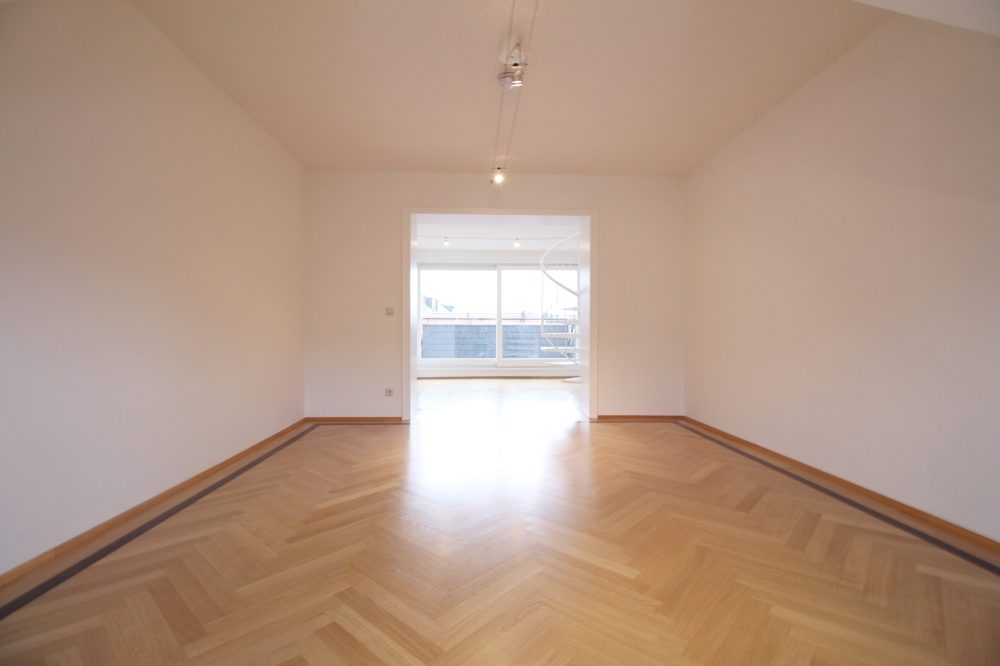 Immobilienangebot - Düsseldorf - Alle - Erstbezug nach Renovierung: helle & gut geschnittene 3,5 Raum Maisonette Wohnung mit Top Ausstattung