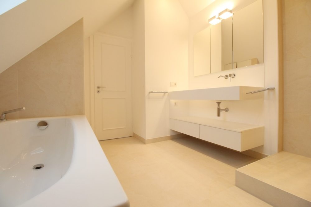 Immobilienangebot - Düsseldorf - Alle - Erstbezug nach Renovierung: helle & gut geschnittene 3,5 Raum Maisonette Wohnung mit Top Ausstattung