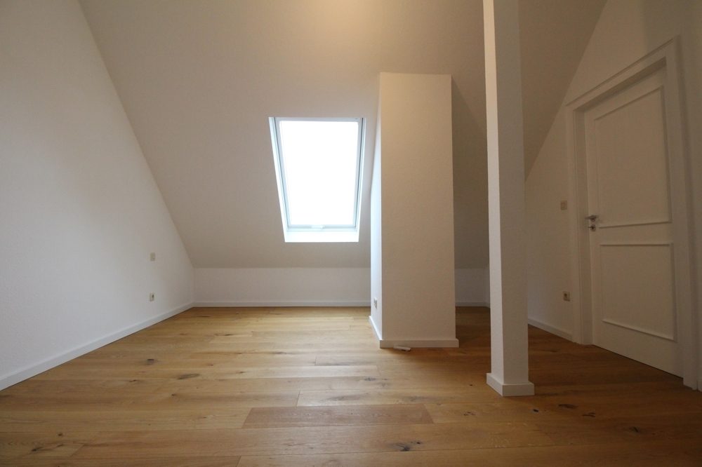 Immobilienangebot - Düsseldorf - Alle - Erstbezug nach Renovierung: helle & gut geschnittene 3,5 Raum Maisonette Wohnung mit Top Ausstattung