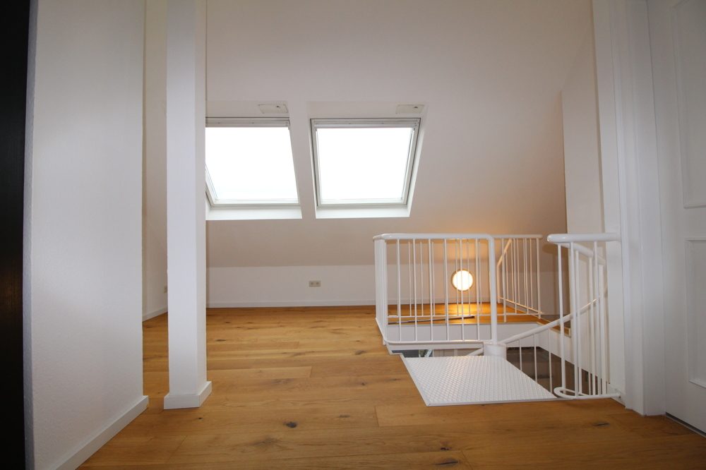 Immobilienangebot - Düsseldorf - Alle - Erstbezug nach Renovierung: helle & gut geschnittene 3,5 Raum Maisonette Wohnung mit Top Ausstattung