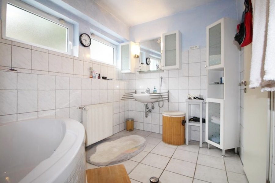 Immobilienangebot - Duisburg / Hochheide - Alle - Modernisiertes Einfamilienhaus mit Wintergarten und großer Doppelgarage