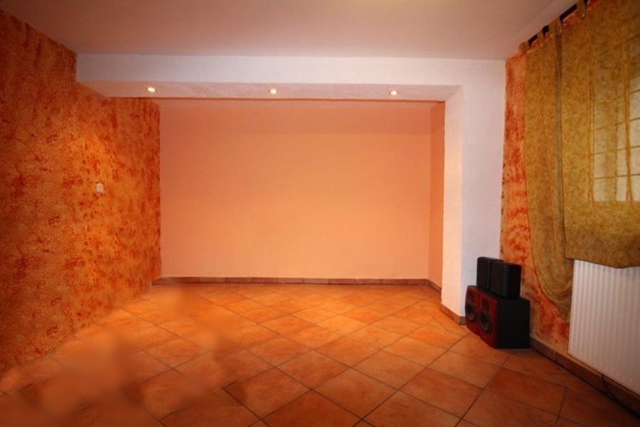 Immobilienangebot - Duisburg / Hochheide - Alle - Modernisiertes Einfamilienhaus mit Wintergarten und großer Doppelgarage