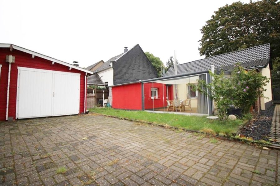 Immobilienangebot - Duisburg / Hochheide - Alle - Modernisiertes Einfamilienhaus mit Wintergarten und großer Doppelgarage