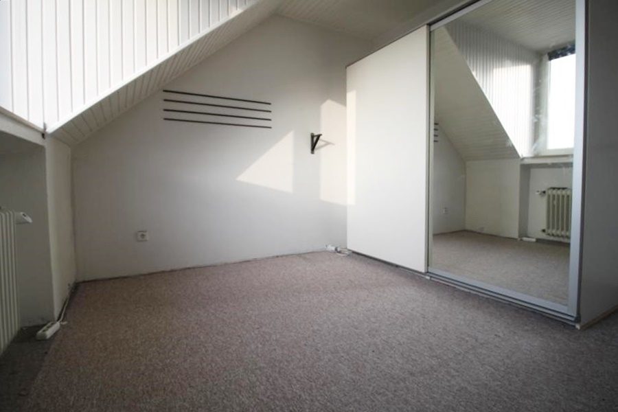 Immobilienangebot - Düsseldorf - Alle - Wersten: 2 Zimmer-Dachgeschoss-Wohnung in Uninähe für Kapitalanleger und Selbstnutzer!