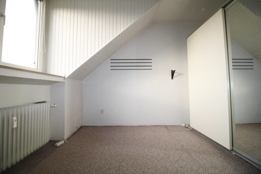 Immobilienangebot - Düsseldorf - Alle - Wersten: 2 Zimmer-Dachgeschoss-Wohnung in Uninähe für Kapitalanleger und Selbstnutzer!