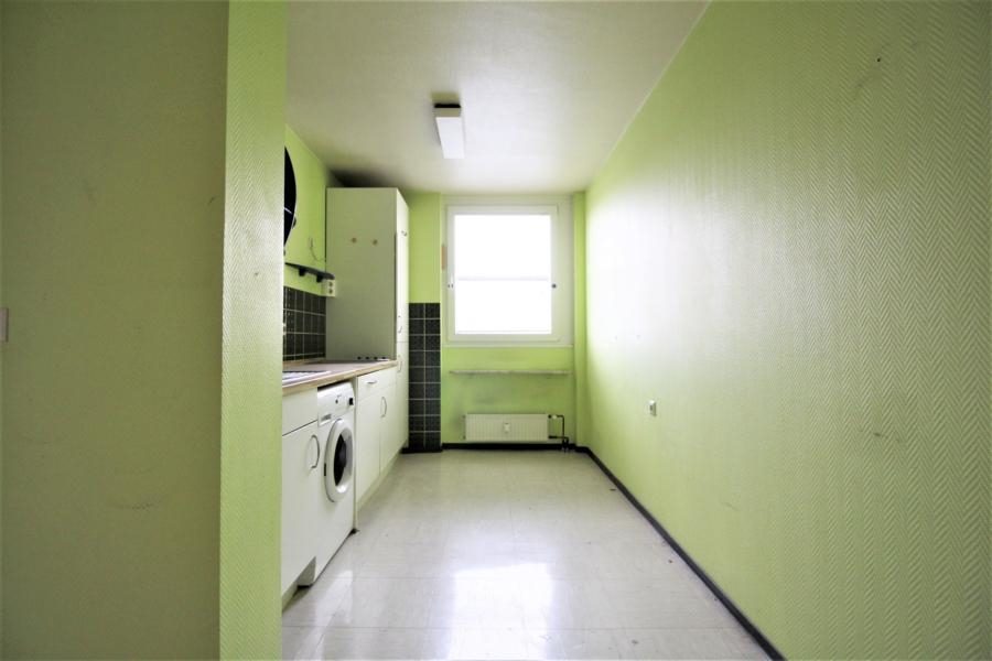 Immobilienangebot - Düsseldorf - Alle - Knittkuhl: renovierungsbedürftige 2,5 Zimmerwohnung  mit Balkon und TG-Stellplatz!