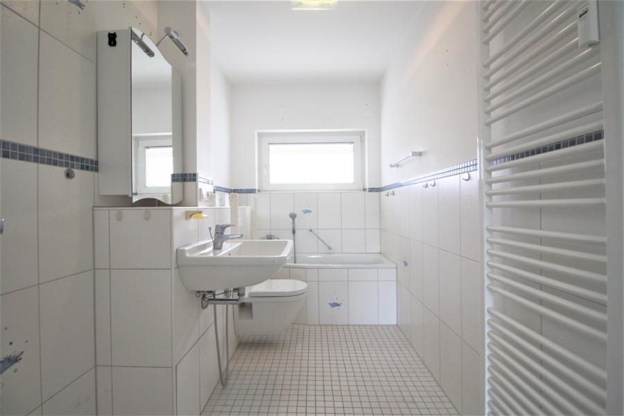 Immobilienangebot - Düsseldorf - Alle - Knittkuhl: renovierungsbedürftige 2,5 Zimmerwohnung  mit Balkon und TG-Stellplatz!