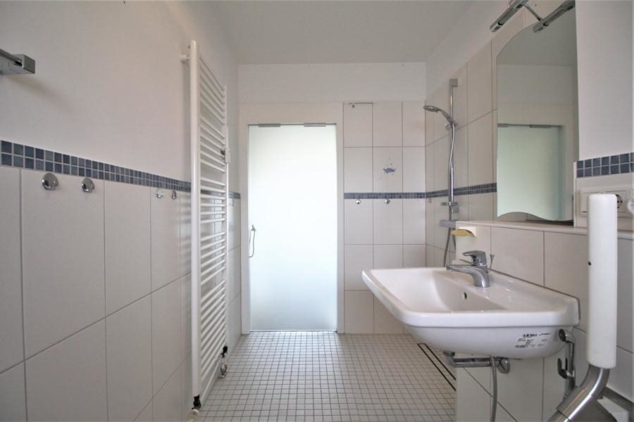 Immobilienangebot - Düsseldorf - Alle - Knittkuhl: renovierungsbedürftige 2,5 Zimmerwohnung  mit Balkon und TG-Stellplatz!