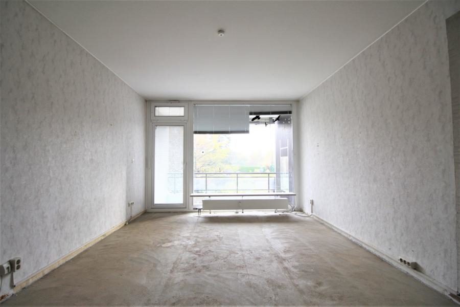 Immobilienangebot - Düsseldorf - Alle - Knittkuhl: renovierungsbedürftige 2,5 Zimmerwohnung  mit Balkon und TG-Stellplatz!