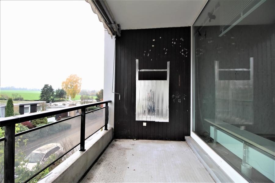 Immobilienangebot - Düsseldorf - Alle - Knittkuhl: renovierungsbedürftige 2,5 Zimmerwohnung  mit Balkon und TG-Stellplatz!