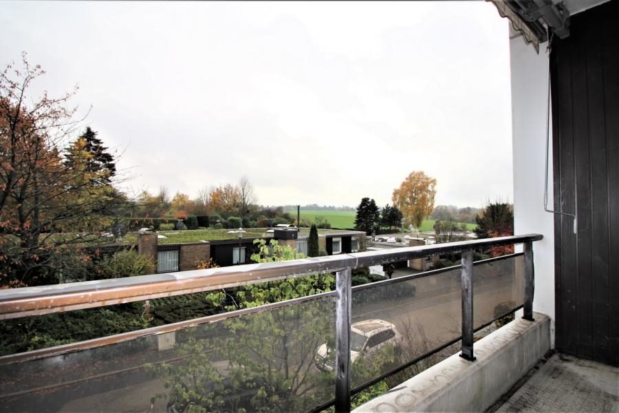 Immobilienangebot - Düsseldorf - Alle - Knittkuhl: renovierungsbedürftige 2,5 Zimmerwohnung  mit Balkon und TG-Stellplatz!