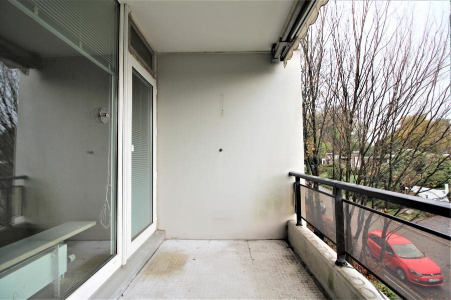Immobilienangebot - Düsseldorf - Alle - Knittkuhl: renovierungsbedürftige 2,5 Zimmerwohnung  mit Balkon und TG-Stellplatz!