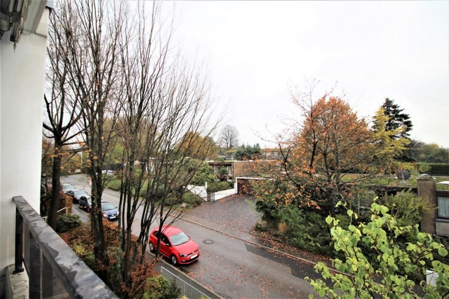 Immobilienangebot - Düsseldorf - Alle - Knittkuhl: renovierungsbedürftige 2,5 Zimmerwohnung  mit Balkon und TG-Stellplatz!