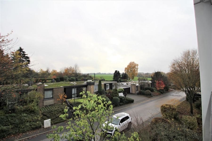 Immobilienangebot - Düsseldorf - Alle - Knittkuhl: renovierungsbedürftige 2,5 Zimmerwohnung  mit Balkon und TG-Stellplatz!