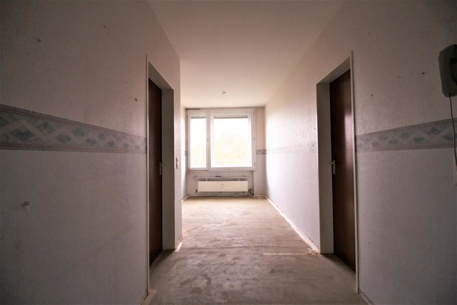 Immobilienangebot - Düsseldorf - Alle - Knittkuhl: renovierungsbedürftige 2,5 Zimmerwohnung  mit Balkon und TG-Stellplatz!