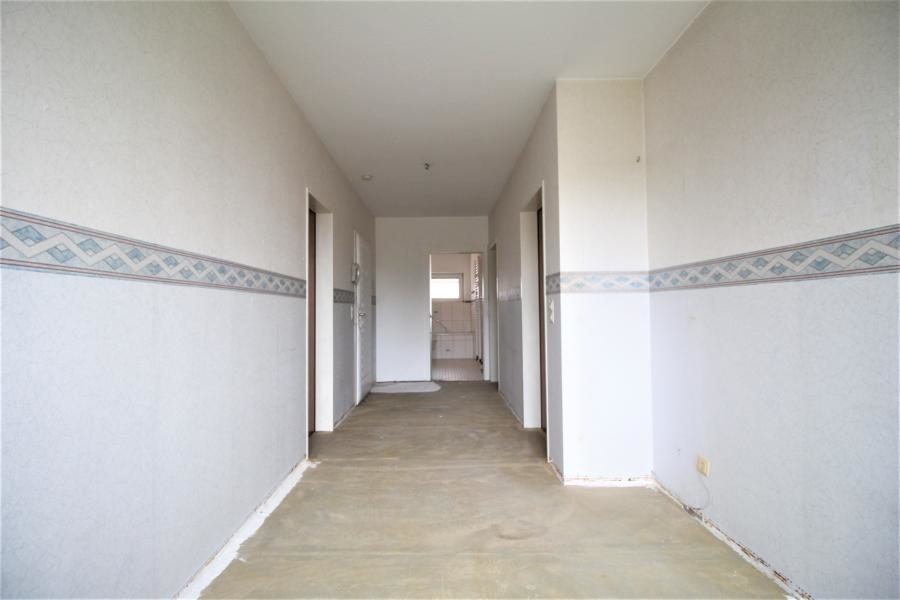 Immobilienangebot - Düsseldorf - Alle - Knittkuhl: renovierungsbedürftige 2,5 Zimmerwohnung  mit Balkon und TG-Stellplatz!