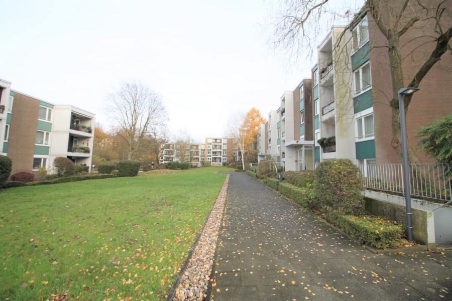 Immobilienangebot - Düsseldorf - Alle - Knittkuhl: renovierungsbedürftige 2,5 Zimmerwohnung  mit Balkon und TG-Stellplatz!