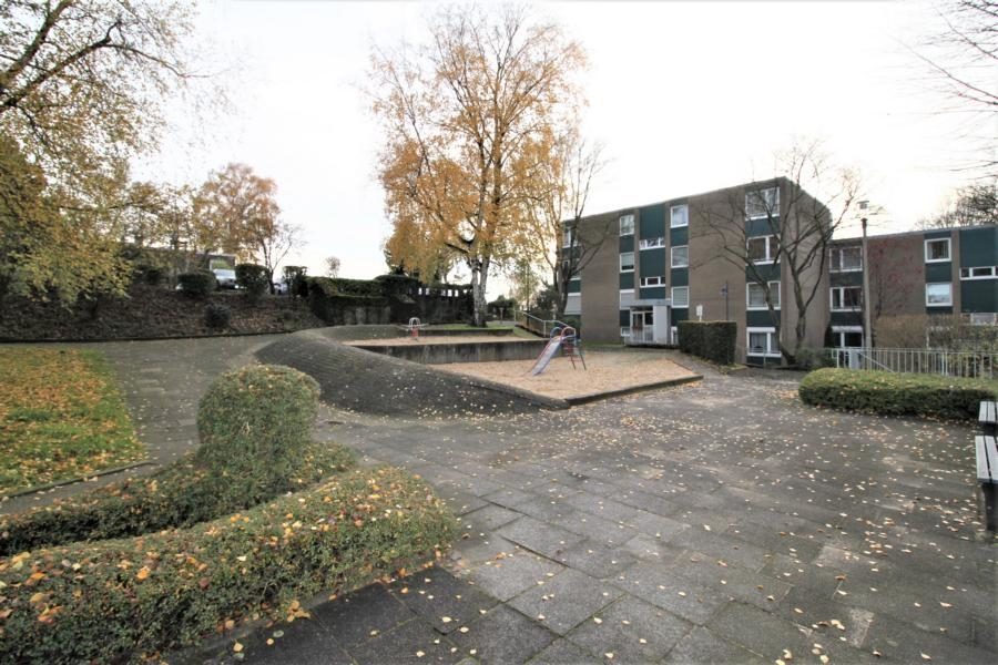 Immobilienangebot - Düsseldorf - Alle - Knittkuhl: renovierungsbedürftige 2,5 Zimmerwohnung  mit Balkon und TG-Stellplatz!