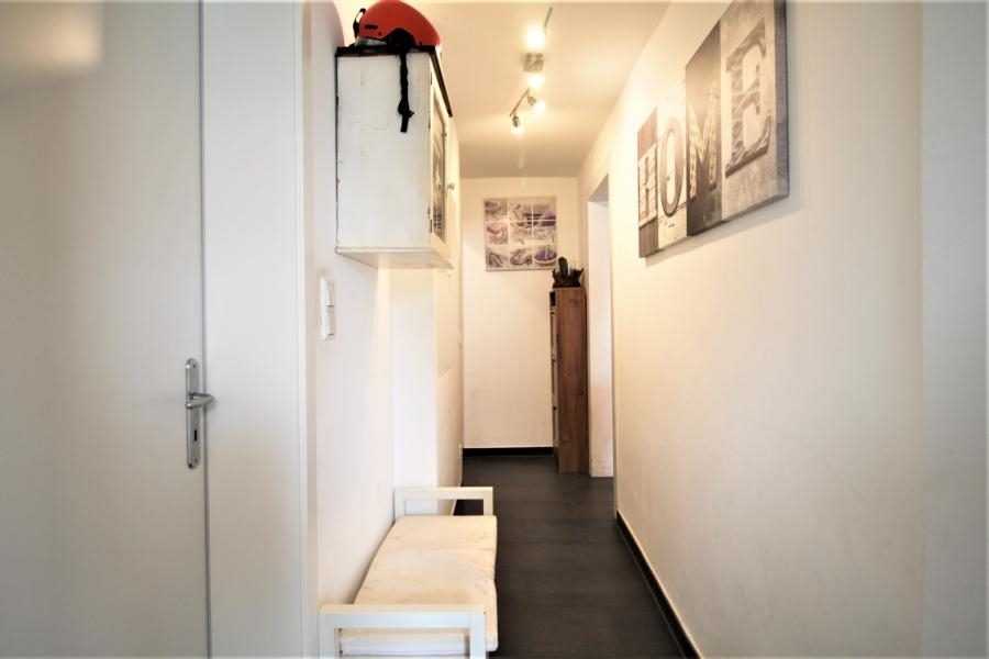 Immobilienangebot - Düsseldorf - Alle - Freistehendes und umfangreich modernisiertes Einfamilienhaus mit sehr schön angelegtem Garten