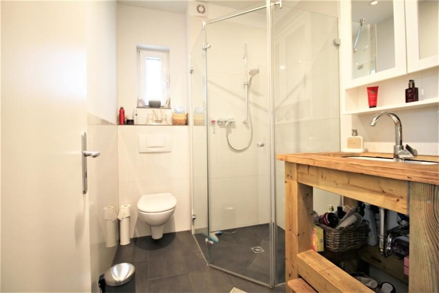 Immobilienangebot - Düsseldorf - Alle - Freistehendes und umfangreich modernisiertes Einfamilienhaus mit sehr schön angelegtem Garten
