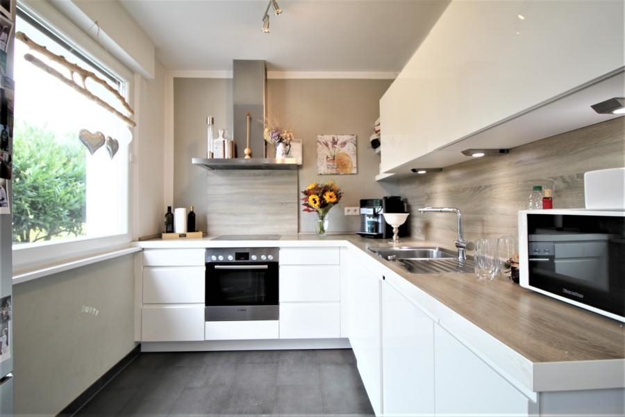Immobilienangebot - Düsseldorf - Alle - Freistehendes und umfangreich modernisiertes Einfamilienhaus mit sehr schön angelegtem Garten