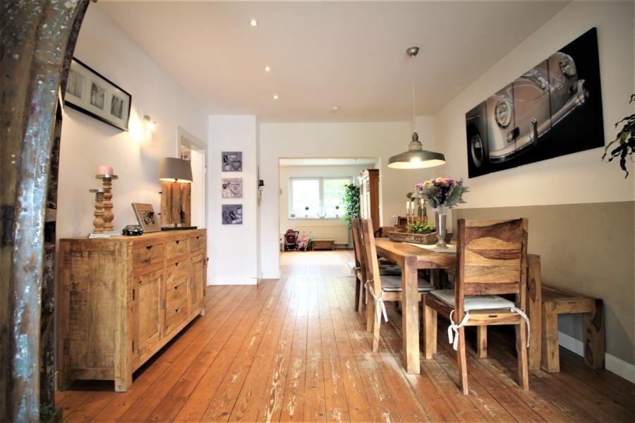 Immobilienangebot - Düsseldorf - Alle - Freistehendes und umfangreich modernisiertes Einfamilienhaus mit sehr schön angelegtem Garten