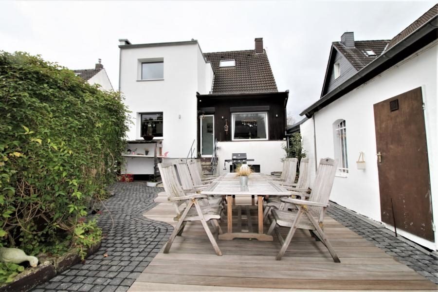 Immobilienangebot - Düsseldorf - Alle - Freistehendes und umfangreich modernisiertes Einfamilienhaus mit sehr schön angelegtem Garten