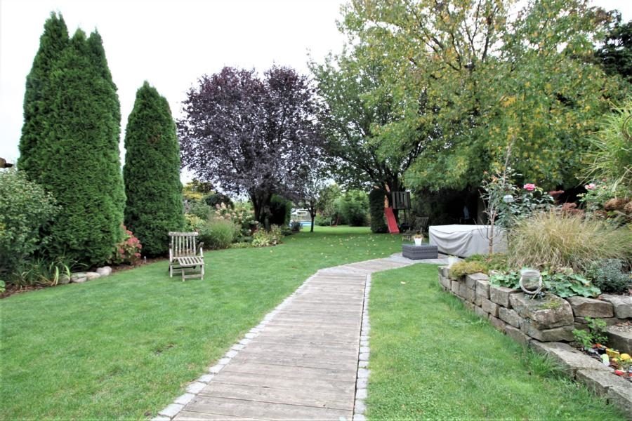 Immobilienangebot - Düsseldorf - Alle - Freistehendes und umfangreich modernisiertes Einfamilienhaus mit sehr schön angelegtem Garten