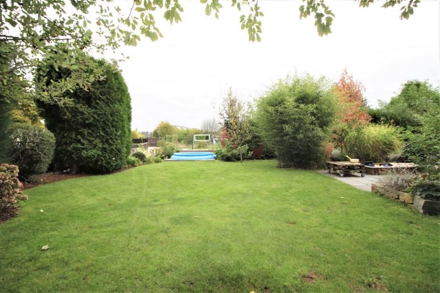 Immobilienangebot - Düsseldorf - Alle - Freistehendes und umfangreich modernisiertes Einfamilienhaus mit sehr schön angelegtem Garten