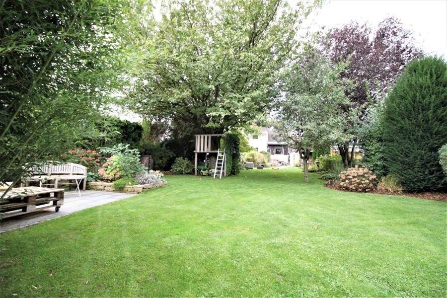 Immobilienangebot - Düsseldorf - Alle - Freistehendes und umfangreich modernisiertes Einfamilienhaus mit sehr schön angelegtem Garten