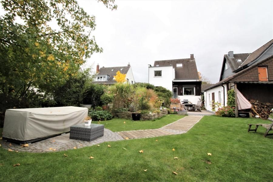Immobilienangebot - Düsseldorf - Alle - Freistehendes und umfangreich modernisiertes Einfamilienhaus mit sehr schön angelegtem Garten