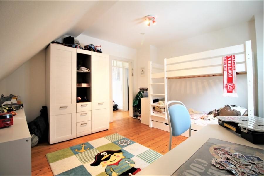 Immobilienangebot - Düsseldorf - Alle - Freistehendes und umfangreich modernisiertes Einfamilienhaus mit sehr schön angelegtem Garten