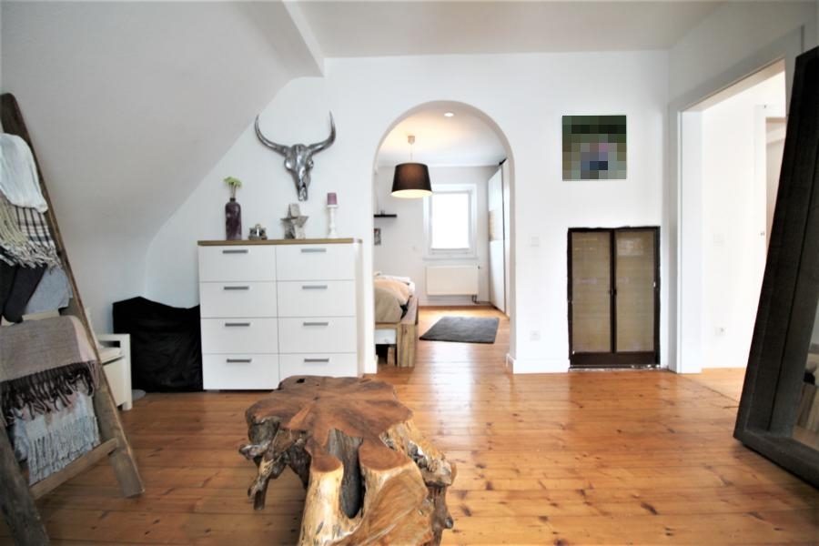 Immobilienangebot - Düsseldorf - Alle - Freistehendes und umfangreich modernisiertes Einfamilienhaus mit sehr schön angelegtem Garten
