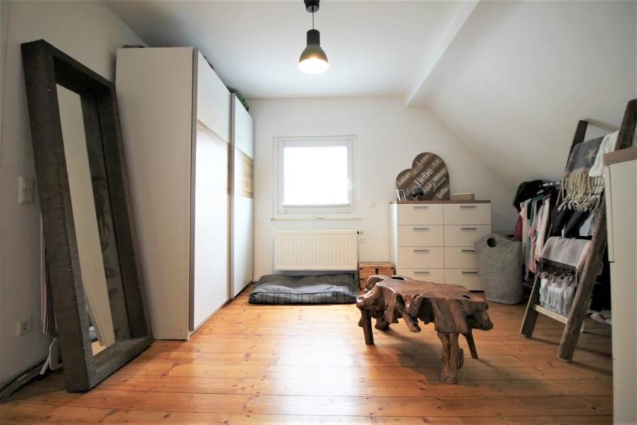 Immobilienangebot - Düsseldorf - Alle - Freistehendes und umfangreich modernisiertes Einfamilienhaus mit sehr schön angelegtem Garten