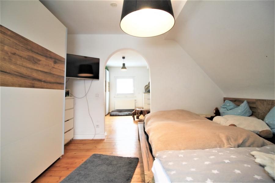 Immobilienangebot - Düsseldorf - Alle - Freistehendes und umfangreich modernisiertes Einfamilienhaus mit sehr schön angelegtem Garten