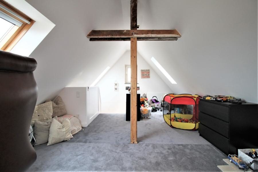 Immobilienangebot - Düsseldorf - Alle - Freistehendes und umfangreich modernisiertes Einfamilienhaus mit sehr schön angelegtem Garten