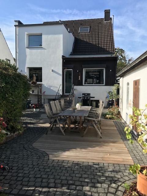 Immobilienangebot - Düsseldorf - Alle - Freistehendes und umfangreich modernisiertes Einfamilienhaus mit sehr schön angelegtem Garten