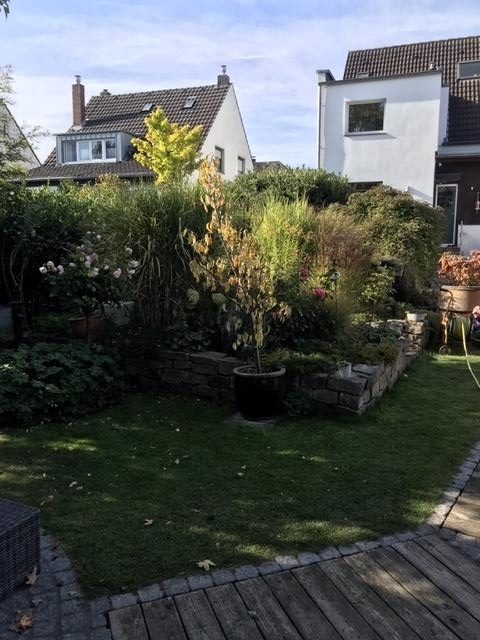 Immobilienangebot - Düsseldorf - Alle - Freistehendes und umfangreich modernisiertes Einfamilienhaus mit sehr schön angelegtem Garten