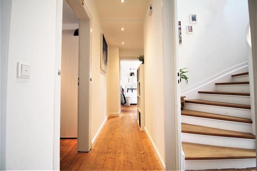 Immobilienangebot - Düsseldorf - Alle - Freistehendes und umfangreich modernisiertes Einfamilienhaus mit sehr schön angelegtem Garten